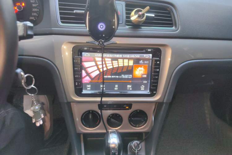 Used Volkswagen Gran Lavida 2013 1.6L Automatic Fashion Model