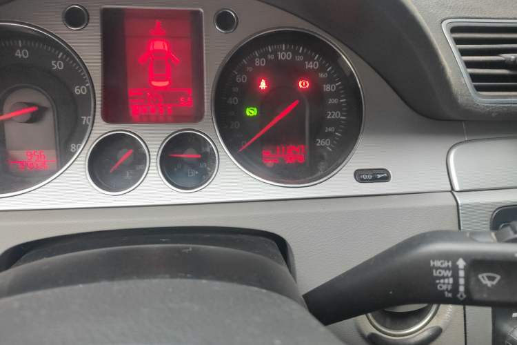 Used Volkswagen Magotan 2011 1.8TSI DSG Comfort Model Odometer Close Up