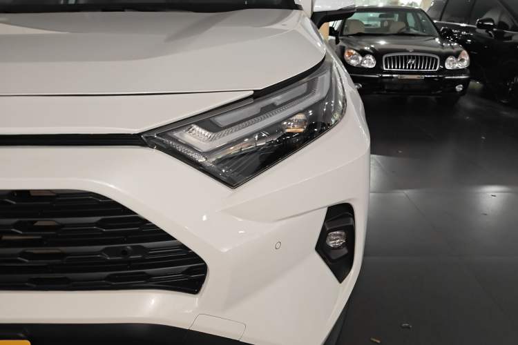 Used Toyota RAV4 2023 2.0L CVT Two-Wheel Drive Fashion Plus Edition
