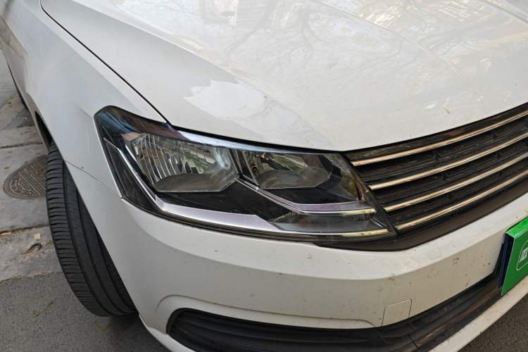 Used Volkswagen Lavida 2015 1.6L Automatic Fashion Edition Right Front Headlight