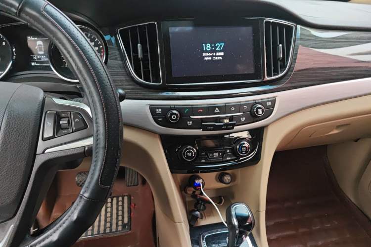 Used Baojun 730 2016 1.8L iAMT Luxury Model 7 Seats Audio And AC Panel