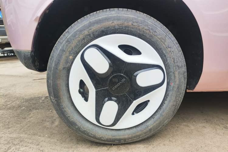Used Geely Galaxy Panda 2025 210 km – Yuanqi Bear Right Rear Wheel Hub