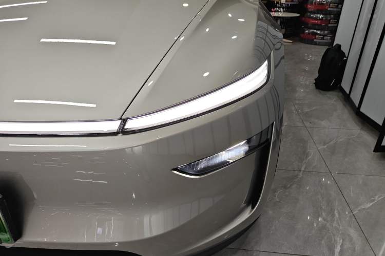 Used Tesla Model Y L 2025 Model Long-Range All-Wheel-Drive Version
