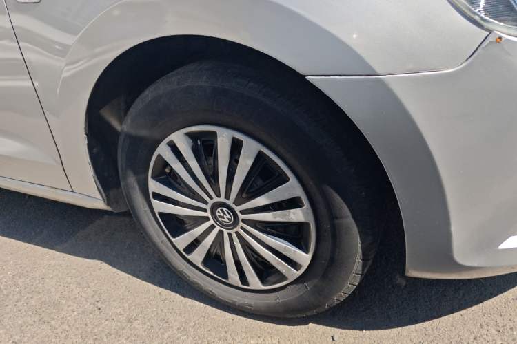 Used Volkswagen Jetta 2015 Zhuihui Edition 1.4L Manual Fashion Model Right Front Wheel Hub