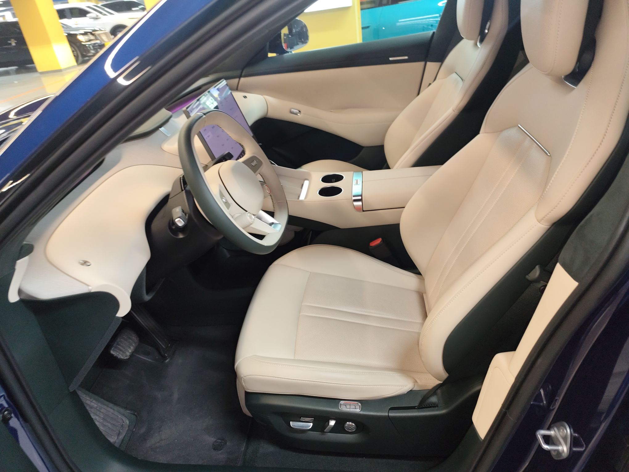 المقاعد الأمامية داخل السيارة