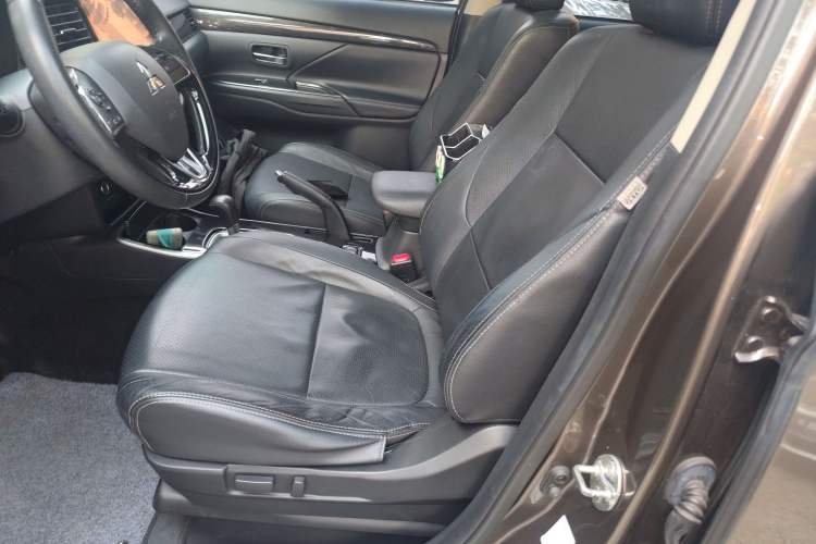 Used Mitsubishi Outlander 2018 2.0L Two-Wheel-Drive Jiale Edition 7-Seater