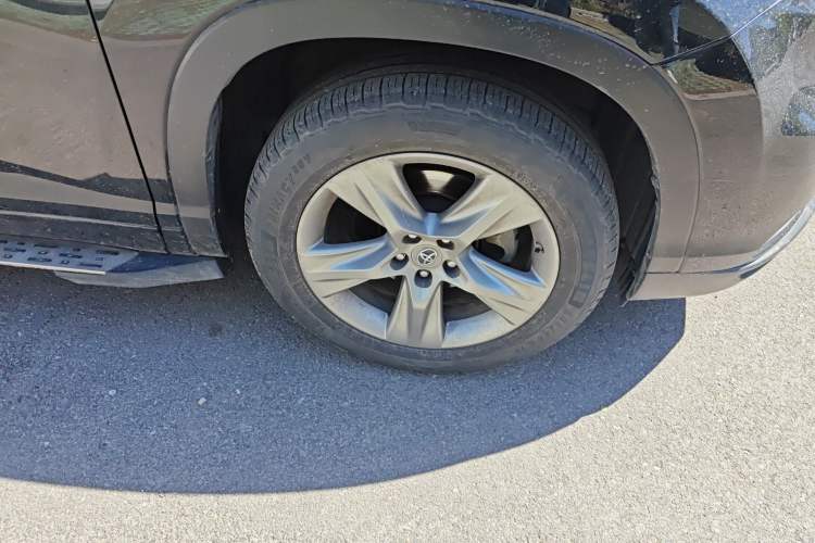 Used Toyota Highlander 2015 2.0T Four-Wheel Drive Luxury Edition 7-Seater Right Front Wheel Hub