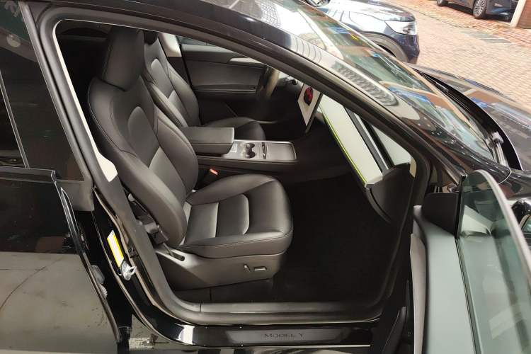 Used Tesla Model Y 2023 Rear-Wheel-Drive Version Right Front Seat