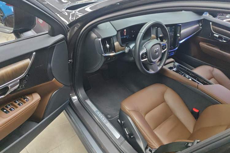 Used Volvo V90 2022 Cross Country B5 AWD Smart Range Edition