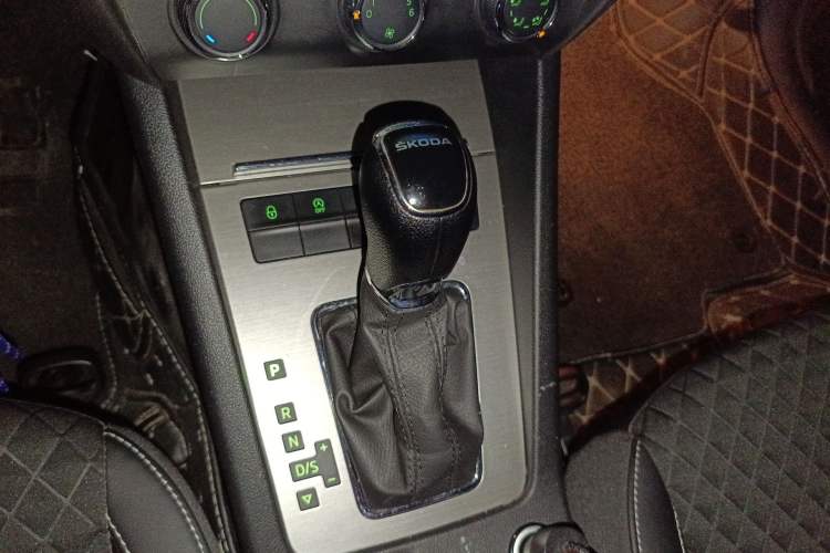 Used Skoda Octavia 2019 1.5L Automatic Luxury Edition Gear Lever