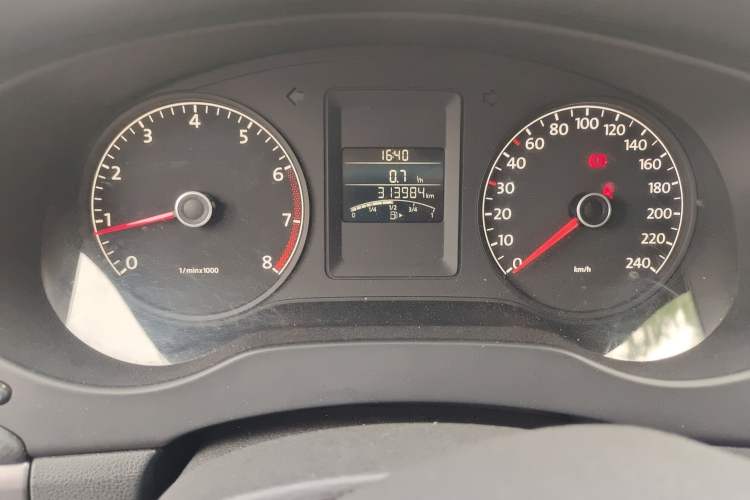 Used Volkswagen Sagitar 2012 1.6L Manual Fashion Edition Odometer Close Up