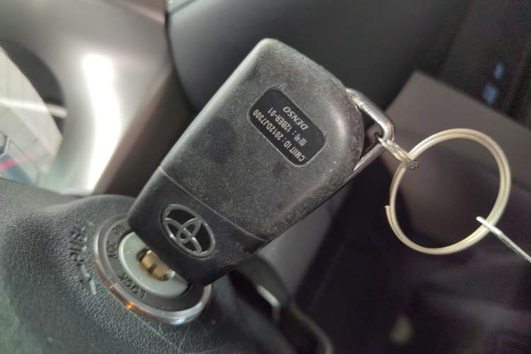 Used Toyota RAV4 2019 2.0L CVT Two-Wheel Drive Pioneer Edition China VI Standard Vehicle Key