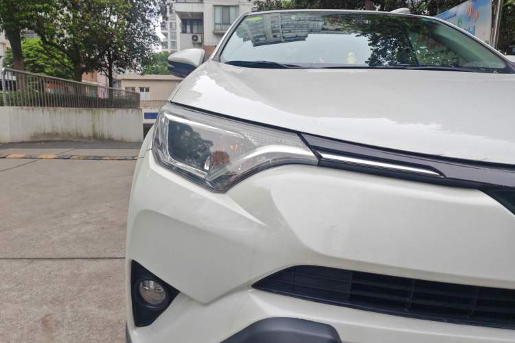 Used Toyota RAV4 2018 2.0L CVT Two-Wheel Drive Fashion X Edition Right Front Headlight