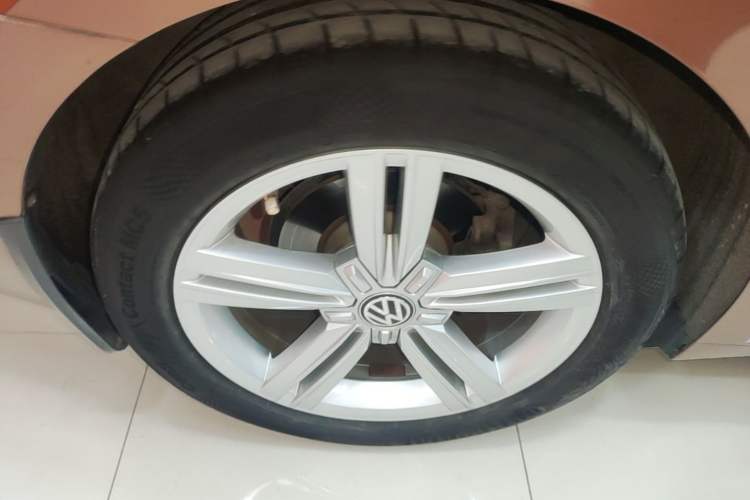 Used Volkswagen Lamando 2015 330TSI DSG Comfort Edition Right Rear Wheel Hub