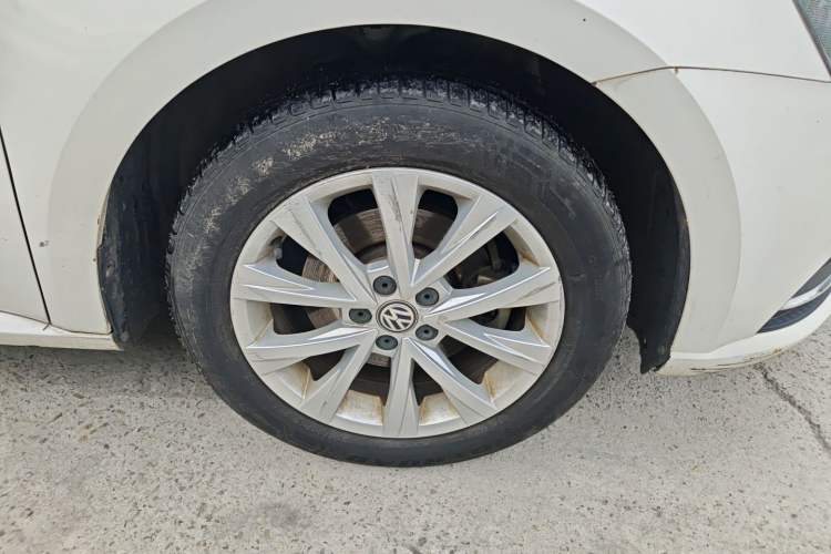 Used Volkswagen Lavida 2015 1.6L Automatic Comfort Edition Right Front Wheel Hub
