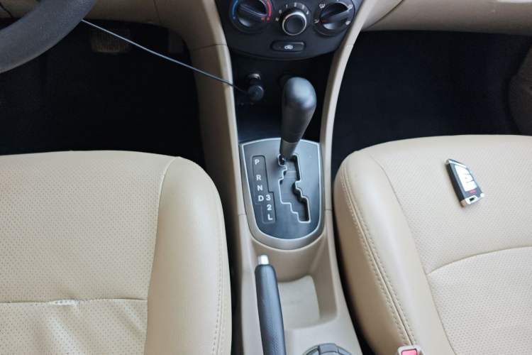 Used Hyundai Verna (older generation) 2014 1.4L Automatic Leading-Edge GLX Gear Lever