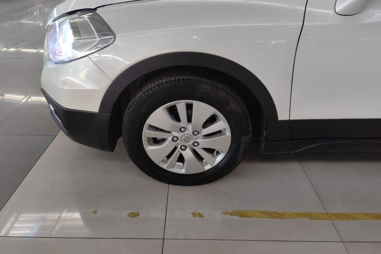 Used Suzuki S-Cross 2015 1.6L CVT Two-Wheel Drive Entry-Level Trim Exterior 7