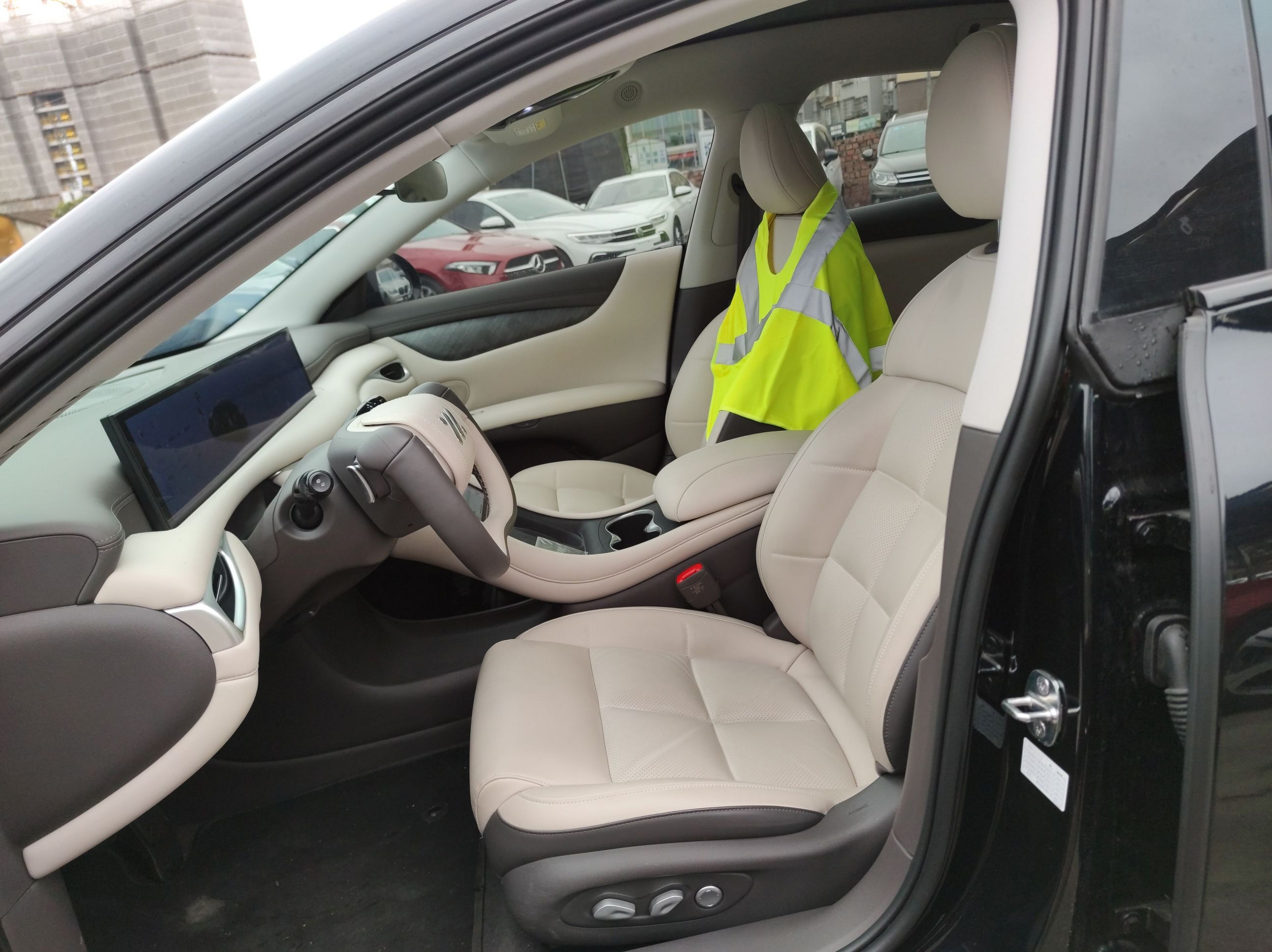 المقاعد الأمامية داخل السيارة