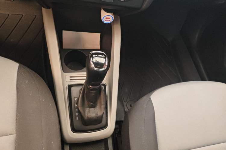 Used Skoda Fabia 2015 1.4L Automatic Front-Drive Model Gear Lever