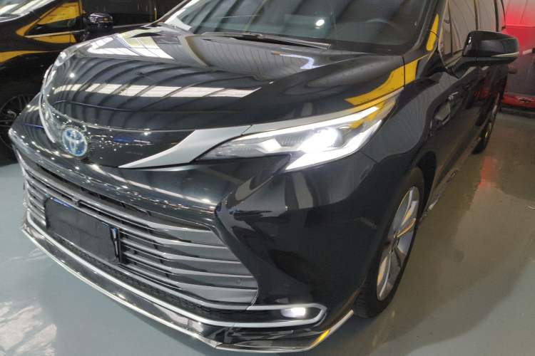 Used Toyota Sienna 2023 2.5L Hybrid Deluxe Edition