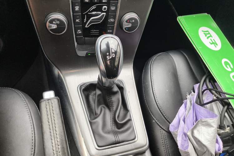 Used Volvo V40 2016 T3 Zhiyi Edition
