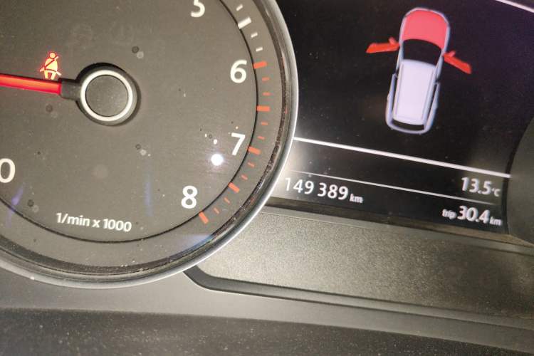 Used Volkswagen Touareg 2015 3.0 TSI Comfort Model Odometer Close Up