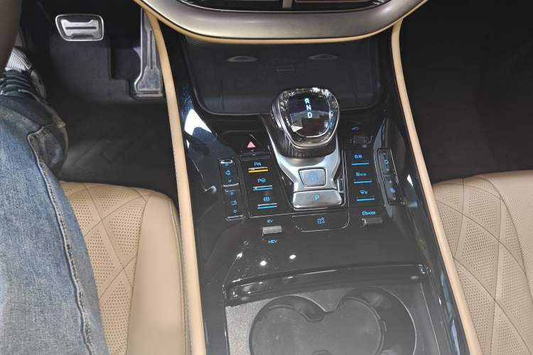 Used Denza D9 2025 DM-i Smart Drive 1020 Four-Wheel Drive Deluxe Model