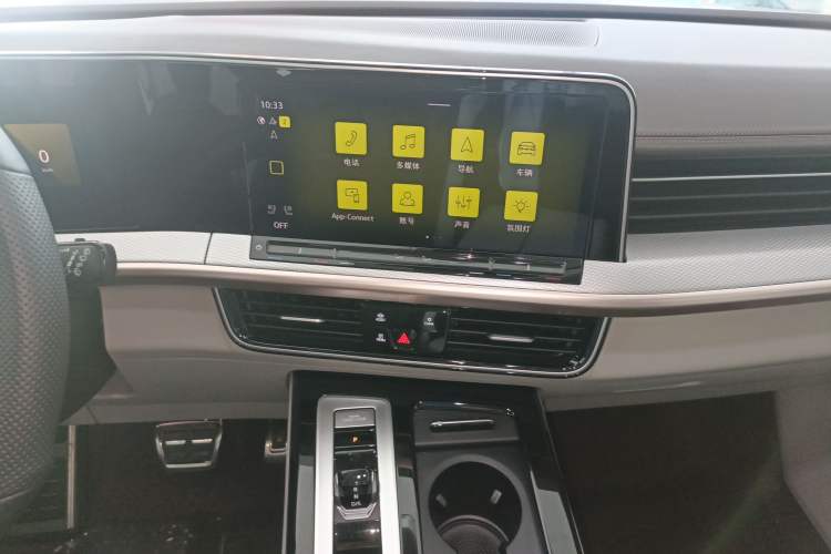 Used Volkswagen Tavendor 2024 Facelifted 380TSI All-Wheel Drive R-Line Cruise Premium Edition Audio And AC Panel