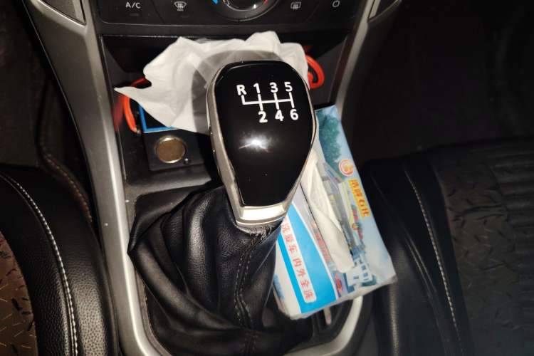 Used SAIC MAXUS T60 2017 2.8T Diesel Manual 4x4 High-Ride Comfort Edition Long Wheelbase China V Standard