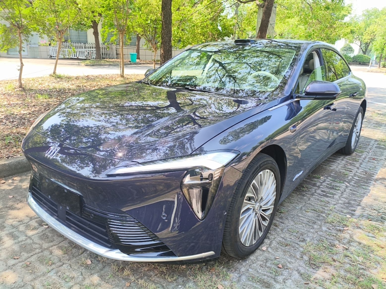 Unter der Vorderseite des Autos