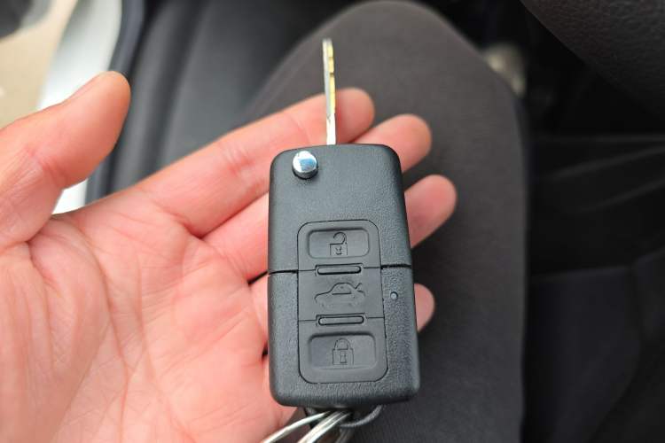 Used Iveco Daily 2023 2.5T A35M1 Short Wheelbase Low-Roof Single-Tire Side-Sliding Door 5-9 Seats
