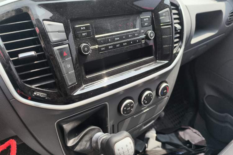 Used SAIC MAXUS Xintu V80 2021 2.0T Manual Classic City Delivery King Long Wheelbase Mid-Roof 3 Seats
