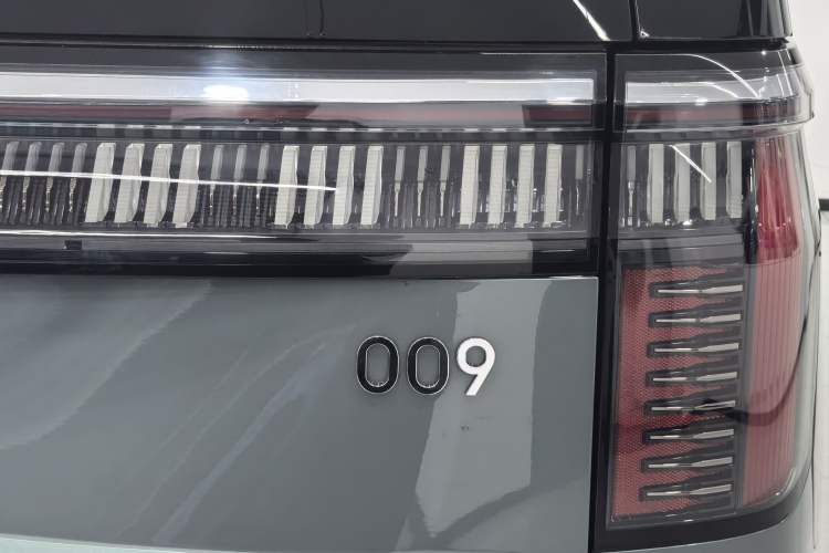 Used Zeekr 009 2024 Six-Seat Executive Version 4WD 108 kWh
