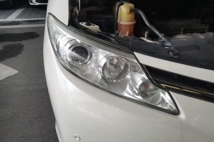 Used Toyota Previa  Right Front Headlight