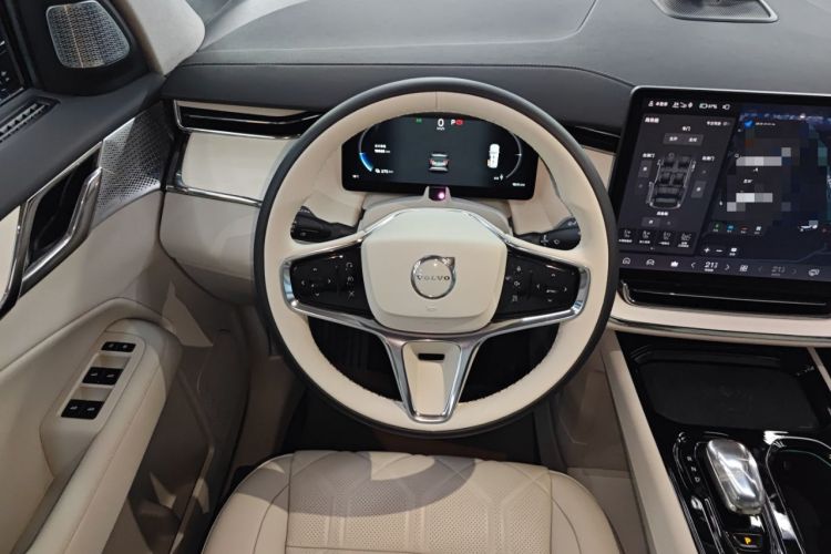 Used Volvo EM90 2025 Ultra Six-Seater
