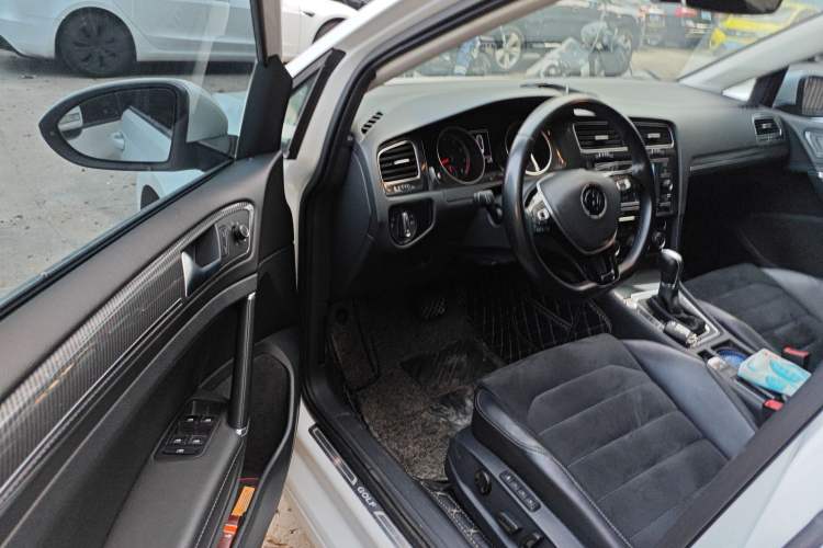 Used Volkswagen Golf 2018 230TSI Automatic Luxury Version
