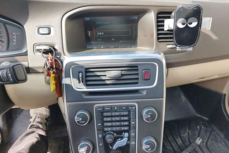 Used Volvo S60 2014 S60L 2.0T Zhiyuan Edition
