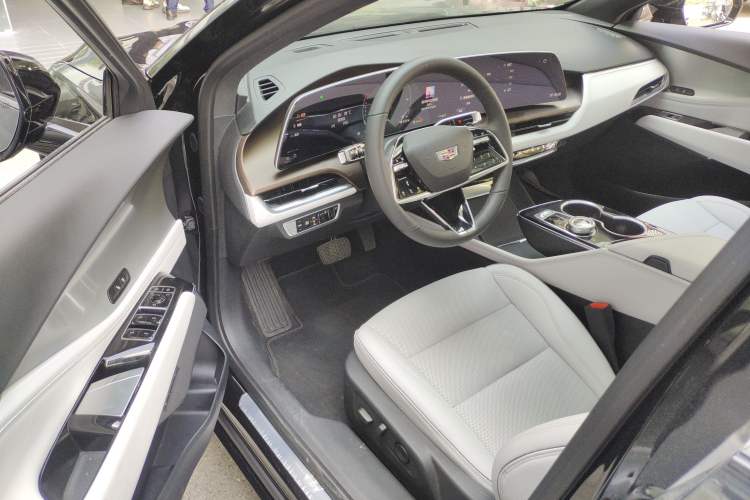 Used Cadillac GT4 2023 25T Luxury Model

