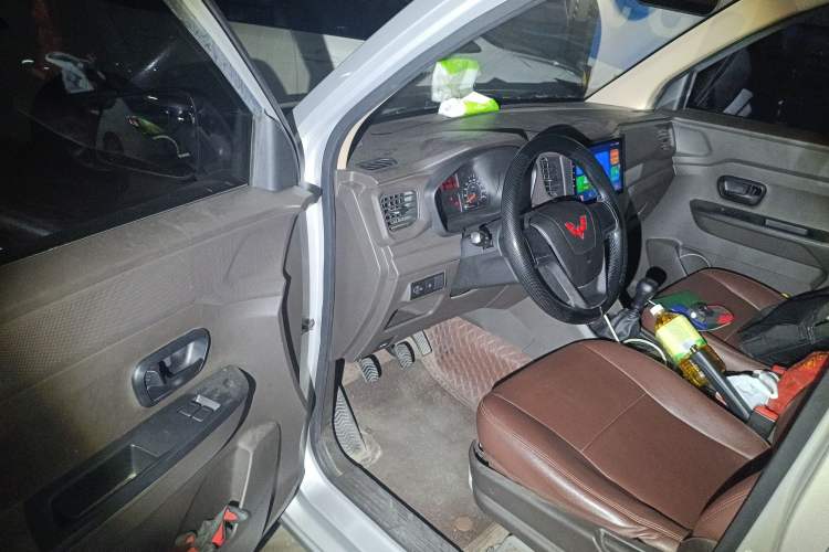 Used Wuling Hongguang V 2022 1.5L Jingqu Edition Enclosed-Window Vehicle with Electric Power Steering LAR