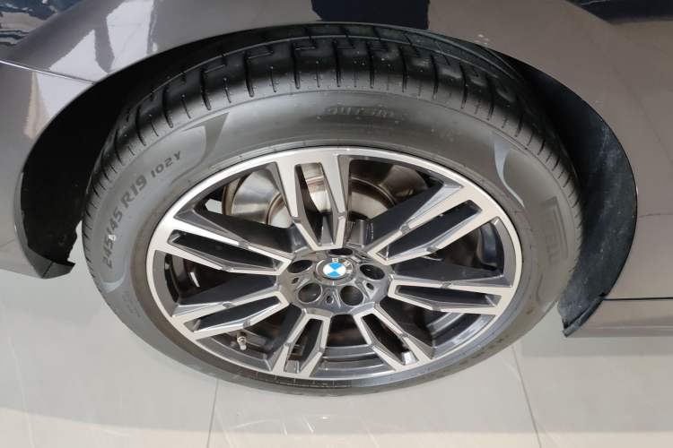 Used BMW 5 Series 2024 525Li M Sport Package Right Rear Wheel Hub