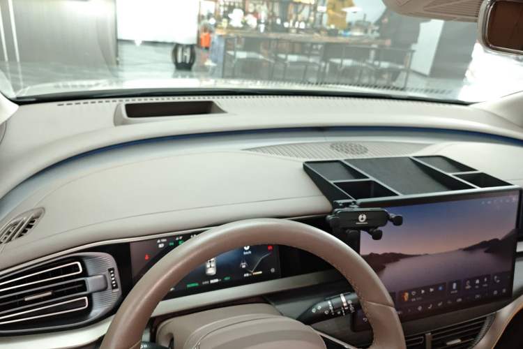 Used Denza D9 2022 DM-i 970 Four-Wheel Drive Flagship Model
