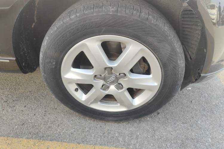 Used Audi Q7  Right Front Wheel Hub