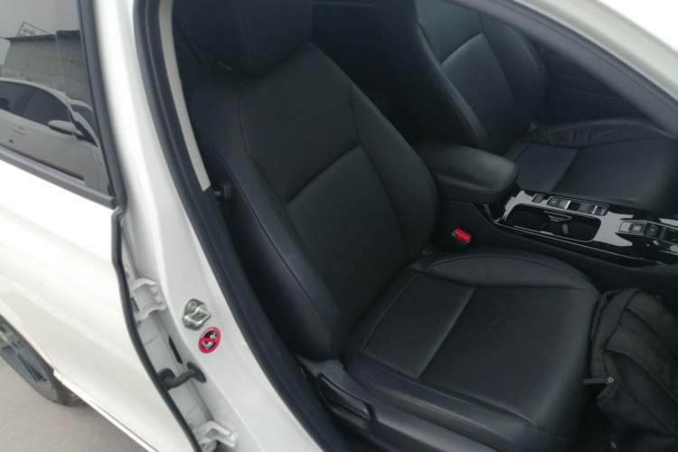 Used Honda e:NP1 2023 420 km Vision Edition Right Front Seat