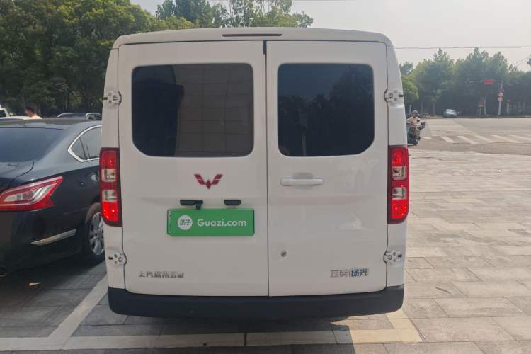 Used Wuling Yangguang 2024 300KM Comfort Version Passenger Van 75kW