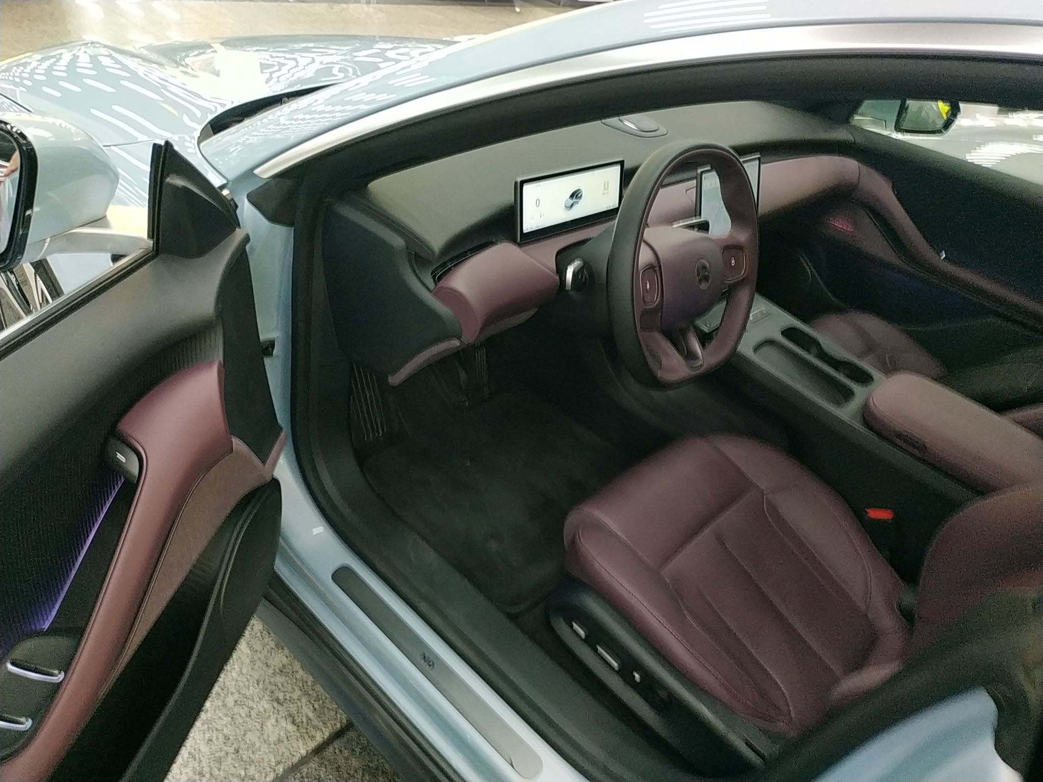 المقاعد الأمامية داخل السيارة