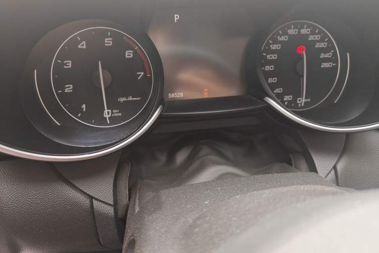 Used Alfa Romeo Giulia 2017 2.0T 280HP Luxury Edition Odometer Close Up