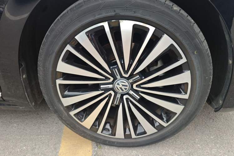 Used Volkswagen Passat 2019 330TSI Luxury Edition China V Standard Right Front Wheel Hub