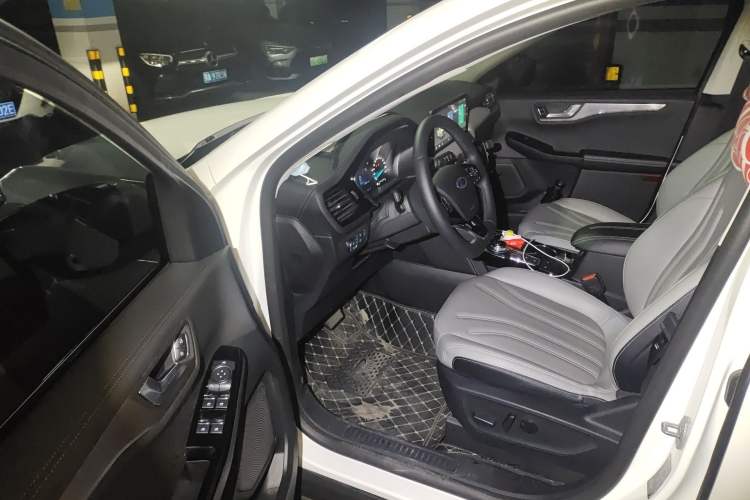 Used Ford Escape 2020 EcoBoost 245 Two-Wheel-Drive Titanium Edition Driver Seat