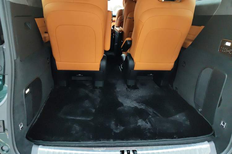 Used Geely Galaxy LEVC L380 2024 140-Degree 6-Seater All-Wheel-Drive Ultra