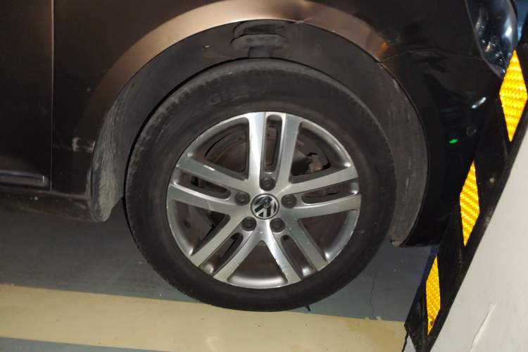 Used Volkswagen Touran 2011 1.4T DSG ZhiZhen Edition 5 Seats Right Front Wheel Hub